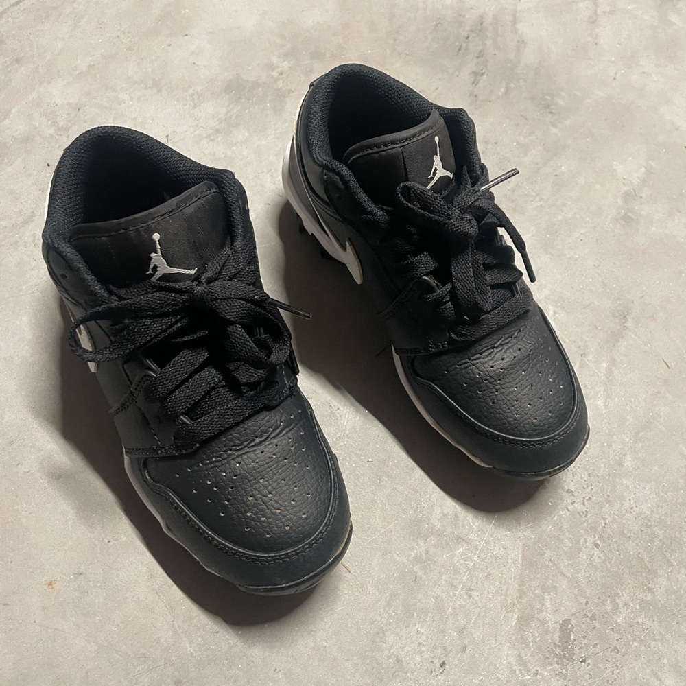 Boys Jordan low cleats